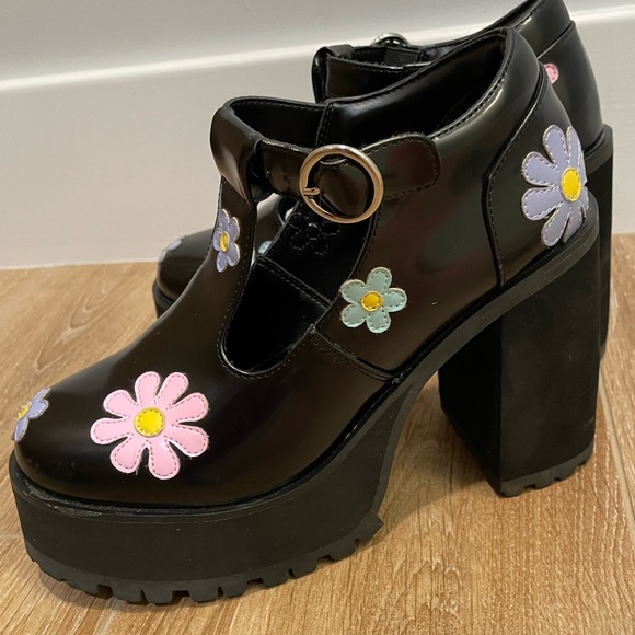 DELIA*S FLOWER POWER PLATFORM MARY JANES - Picture 10 of 16